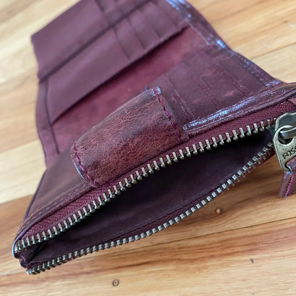 Fossil Deep Burgundy Leather Compact Wallet with Plaque